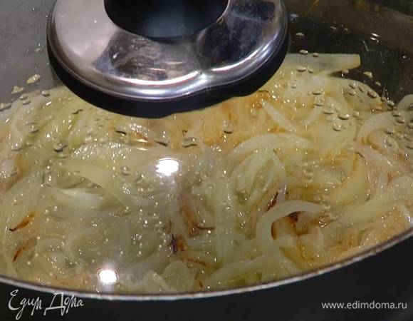 Разогреть в сковороде оливковое и сливочное масло, выложить лук и лавровый лист и, периодически помешивая, обжарить до слегка карамельного цвета, затем накрыть крышкой и обжаривать еще 3‒4 минуты.