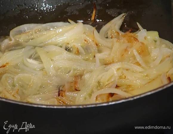 Влить к луку 30 мл теплой кипяченой воды и тушить под крышкой около 10 минут, затем посолить, добавить сахар, все перемешать, лавровый лист вынуть.