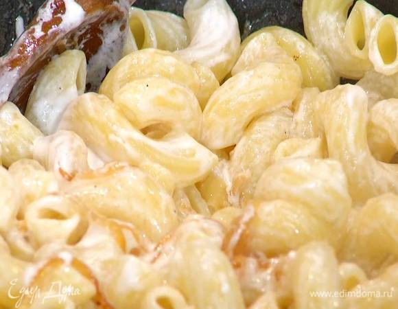 Отваренные макароны добавить в сковороду с луком, полить лимонным соком, кефиром, перемешать и прогревать полминуты.