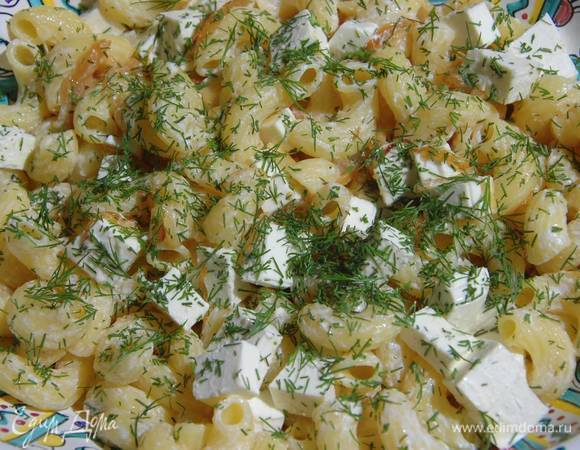 Горячие макароны переложить на блюдо, добавить фету, слегка все перемешать и посыпать измельченным укропом.