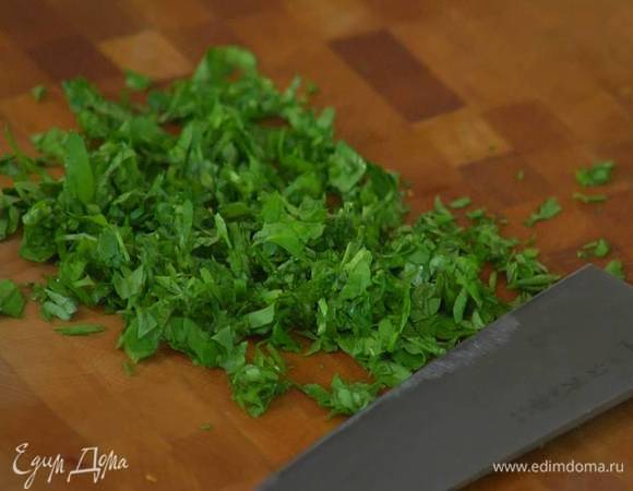 Кинзу мелко порубить (несколько веточек оставить).