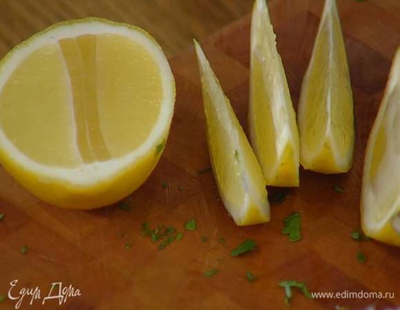 Одну половинку лимона нарезать небольшими дольками, из другой выжать сок.