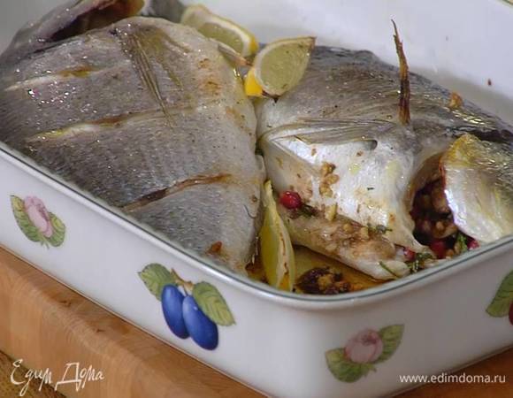 Затянуть рыбу пищевой фольгой и запекать в разогретой духовке 20 минут, затем снять фольгу и запечь рыбу до готовности.