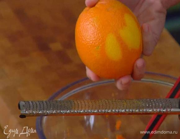 Цедру апельсина и лимона натереть на мелкой терке.