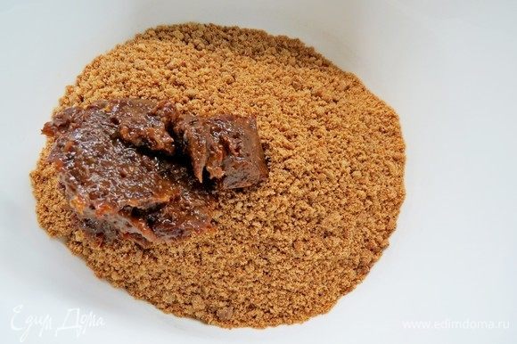 Делаем основу. Измельчить имбирное печенье вместе с черносливом в блендере в мелкую крошку и смешать со слегка растопленным сливочным маслом.