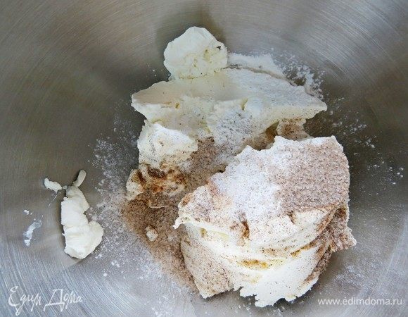 Приступаем к приготовлению чизкейка.
Духовку разогреть до 160°С. В чашу миксера поместить творожный сыр Hochland, сахар и ванильный сахар (я беру всегда с натуральной ванилью), кукурузный крахмал. Взбивать на маленькой скорости до эластичной массы около 3-х минут. 