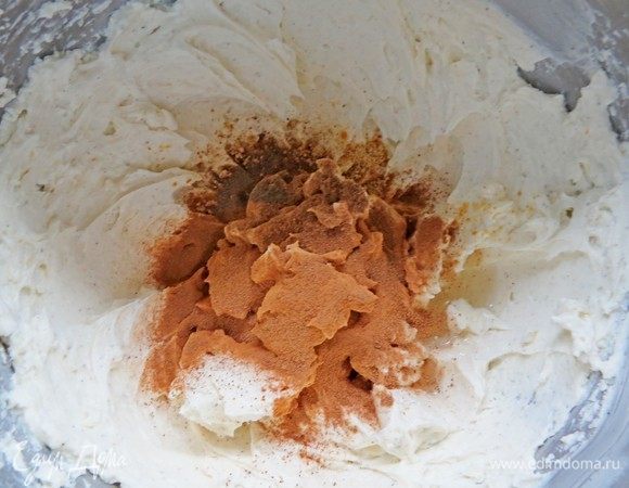 Добавить патоку (можно заменить медом), корицу, мускатный орех, имбирь, гвоздику и хорошо перемешать на низкой скорости миксера.