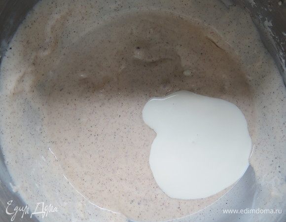 В конце влить сливки и взбивать до одонородной гладкой массы. Важно не перевзбить!
