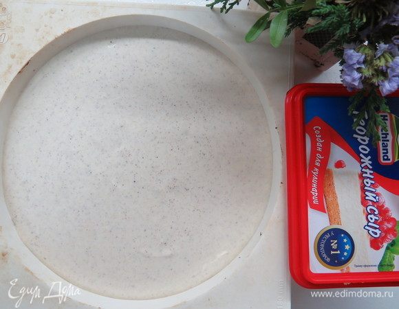 Готовое тесто для чизкейка вылить поверх остывшей основы в форму (D=18 см). Выпекать 1 час при 160°С на водяной бане.
Для водяной бани форму с чизкейком поставить в большую форму, заполненную горячей водой. Воду налить не менее, чем на 2–3 см формы с чизкейком.