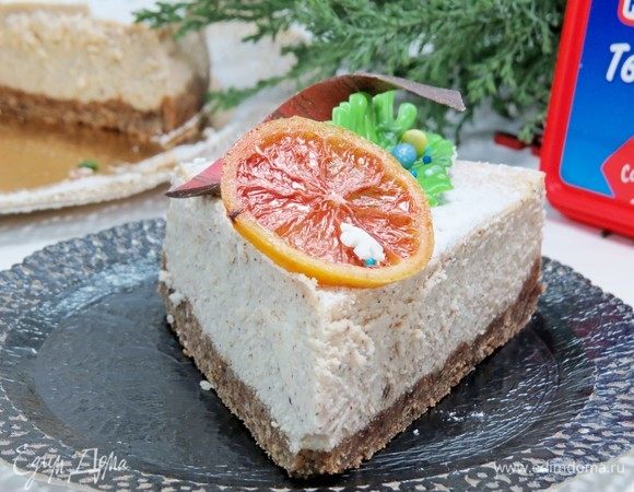 Разрезаем наш чизкейк и наслаждаемся его пряным ароматом и бархатистой текстурой. Приятного аппетита!