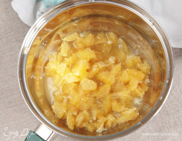 Пока распариваются финики, очистить апельсин (1 шт.) и максимально удалить с мякоти пленочку, косточки, если есть, сохраняя сок. Сок и мякоть небольшими кусочками поместить в сотейник или небольшую кастрюльку.