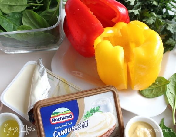 Болгарский перец помыть, освободить от семенной части, нарезать на половинки. Запечь в духовке в фольге при температуре 200°С в течение 30 минут. Снять фольгу. Ополоснуть холодной водой.   
