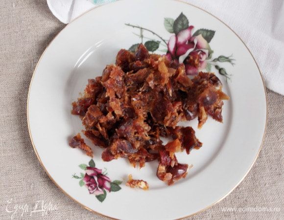 Из распаренных фиников удалить косточки и нарезать на небольшие кусочки.