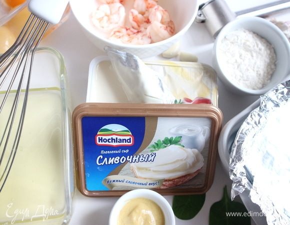 Креветки отварить в течение нескольких минут в небольшом количестве подсоленной воды. Вынуть из воды, дать остыть. Чеснок почистить, измельчить. Прямоугольную форму застелить фольгой.