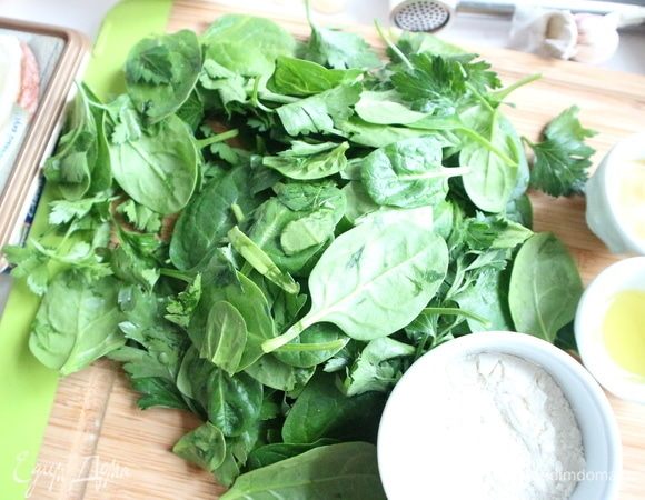 В блендере измельчить зелень (шпинат и петрушку) с 1 ст. л. воды и 1 ст. л. оливкового масла, солью.