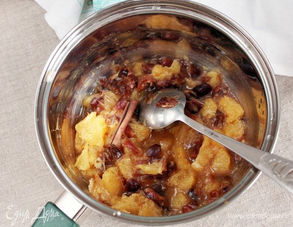 Добавить финики к апельсину, добавить коньяк (4 ст. л.) и палочку корицы, даже можно кусочек, но такой, чтобы легко его было найти и извлечь.