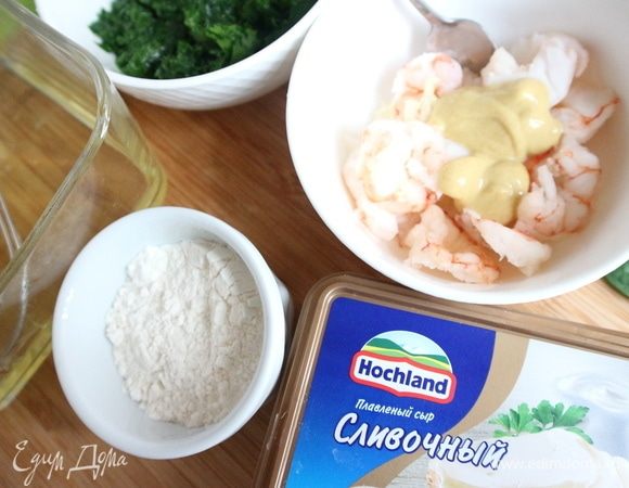 В креветки, нарезанные вдоль, добавить соль, горчицу, чеснок, молотый черный перец. Перемешать.