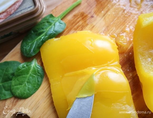 Снять шкурку с желтого перца.