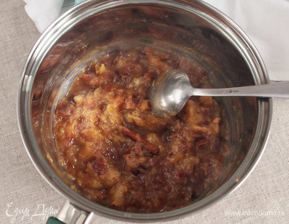 Довести до кипения и кипятить при небольшом кипении минут 5, периодически помешивая. Убрать с плиты и остудить. Пробуйте фруктовую массу на предмет насыщенности коричным вкусом. Извлеките кусочек палочки корицы или палочку, когда будет достаточно на ваш вкус. 