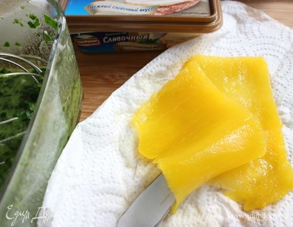 Нарезать вдоль на пластины. Положить на бумажную салфетку, просушить.