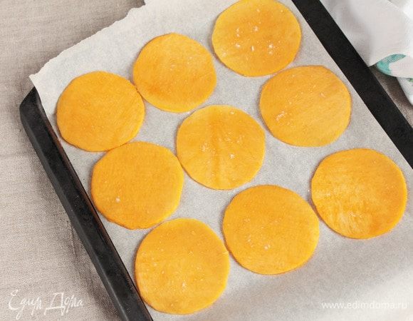 Выложить кружочки на застеленный пергаментом противень. Каждый кружочек посыпать сахарной пудрой и запечь до готовности в духовке (при 180°С).