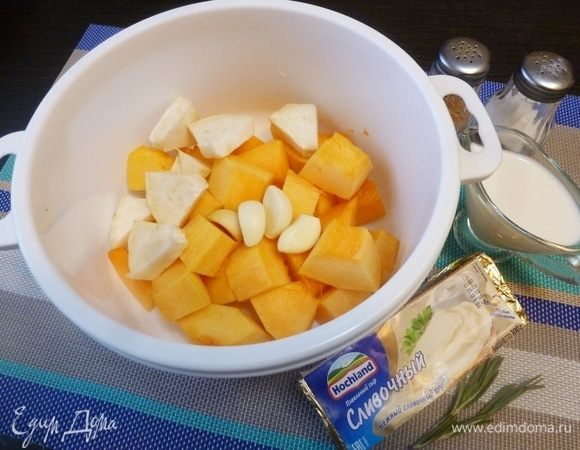 Подготовим овощи для супа. Тыкву, сельдерей почистить от шкурки, нарезать на кусочки. Чеснок почистить (небольшая головка или 4 крупных зубчика). Сложим все в кастрюлю для микроволновки и закроем крышкой. Не забудьте открыть клапан для выхода пара.