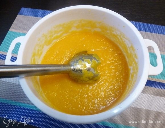 Отправим все в микроволновку на 6–7 минут при мощности 800 Вт. Можно влить пару ложек воды. Овощи стали мягкими. Измельчим блендером до гладкости.