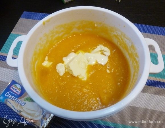 В горячее овощное пюре положить сливочный плавленый сыр Hochland. В горячем он быстро растает.