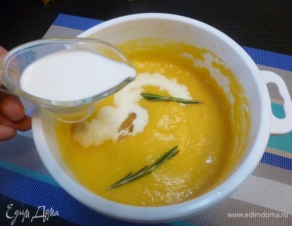 В суп влить сливки и положить веточку розмарина. Отправить в микроволновку  еще на 2–3 минуты. Следите, чтобы суп не закипел. 