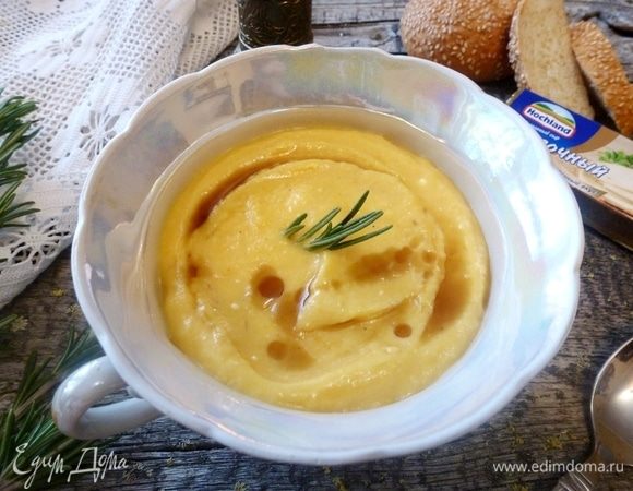 Подавать суп, полив тыквенным маслом.