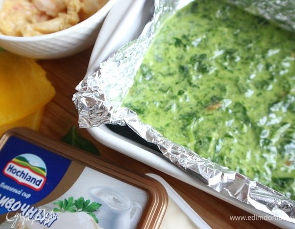 Смешать белки с мукой, солью, измельченной зеленью до однородного состояния. Залить  смесь в форму. Поставить в разогретую до 200°С духовку на 15 минут.