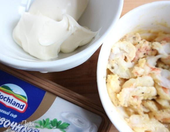 Добавить к креветкам сливочный плавленый сыр Hochland, перемешать.