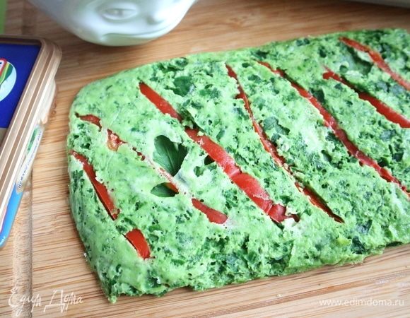 Вынуть форму из духовки, вынуть белковый пласт с зеленью вместе с фольгой из формы. Перевернуть на другую доску. Снять фольгу. 