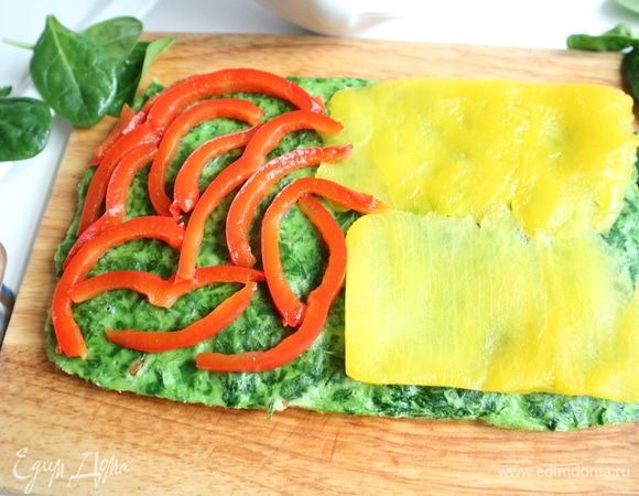 Положить начинку по всей поверхности белковой массы. Сначала желтый перец и красный перец.