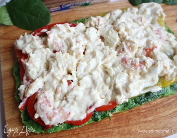 Затем начинку из креветок и сыра.