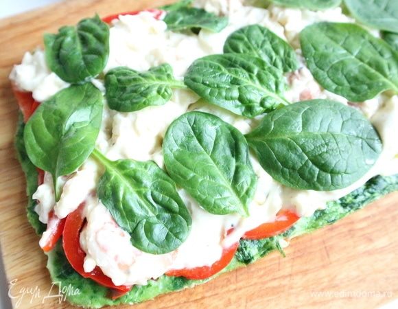 Положить несколько листиков шпината. 