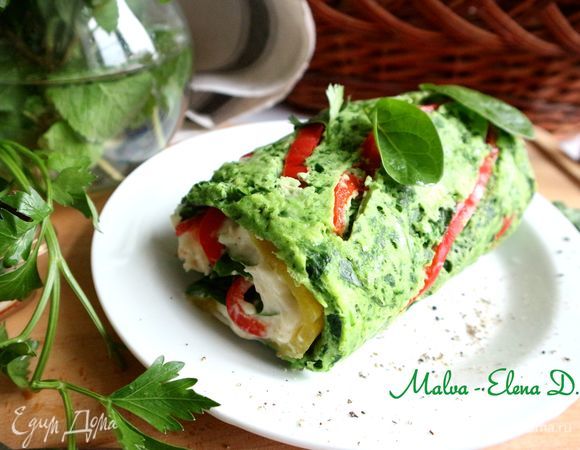 Свернуть рулет при помощи лопатки. Положить в холодильник на 2 часа. 