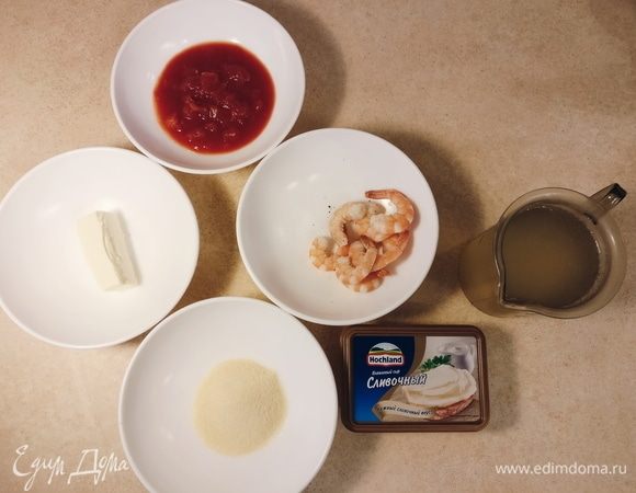 Заранее отварите креветки и сварите рыбный бульон. Можно использовать воду вместо бульона, но с ним блюда получатся более насыщенными, ароматными и вкусными. 