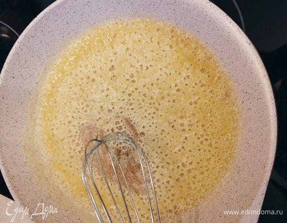 В кастрюле растопить сливочное масло, добавить 1 столовую ложку оливкового масла, вмешать муку. На среднем огне тщательно размешивайте смесь около 2 минут, пока она не станет золотистого цвета.