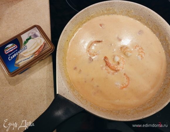 Добавьте вареные очищенные креветки, соль, черный молотый перец, сахар по вкусу. 