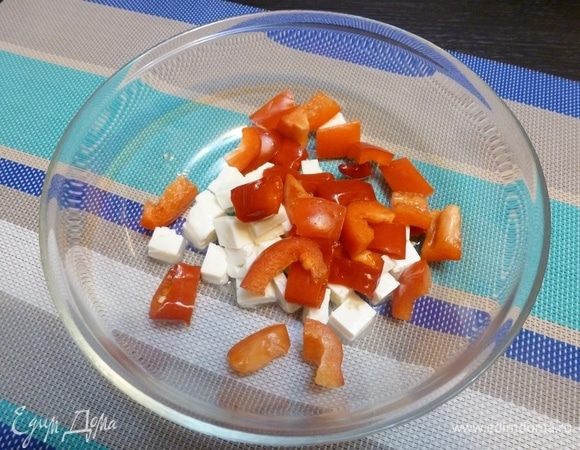 Сладкий перец нарезать кубиками. Острый перец нарезать колечками. Если перец очень острый, то семена и перегородки убрать.