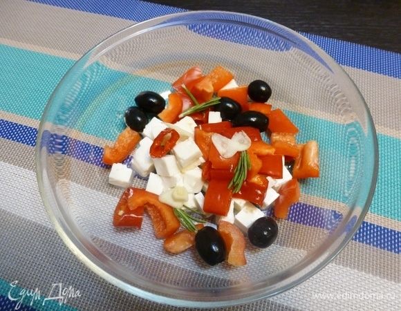 Добавить горсть маслин, листики розмарина и нарезанный чеснок.