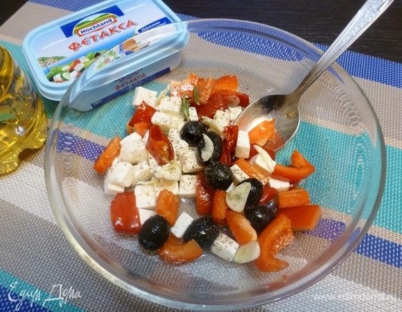 Добавить душистого перца, щепотку прованских трав. Соль я не стала класть, но при желании можно посолить.