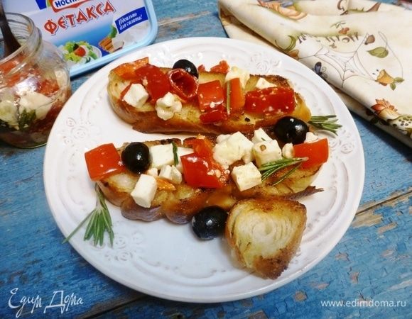 Подсушить ломтик белого хлеба, сверху положить закуску из фетаксы Hochland и перцев. Вкуснятина! 