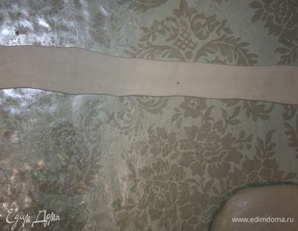 Слоеное тесто нужно раскатать узкими полосками. 