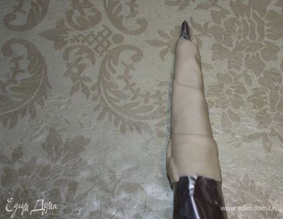 Подготовить из плотной фольги формы (можно использовать готовые) и обмотать тесто вокруг. 