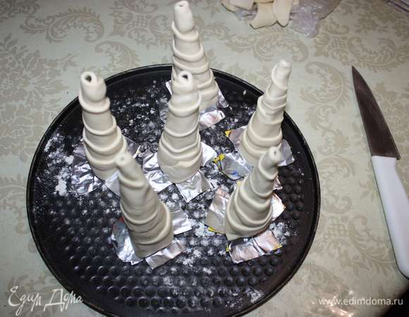 Таким образом подготовить несколько трубочек. Выпекать в духовке, разогретой до 200°С в течение 20–25 минут. 