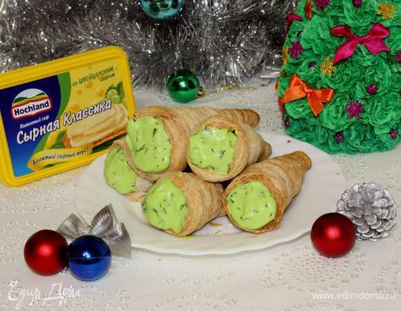 Начинить трубочки начинкой и подавать на стол. 