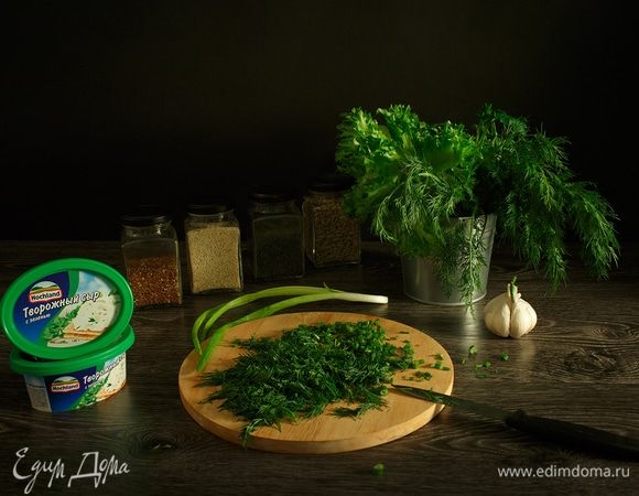 Мелко нарежем зелень.
