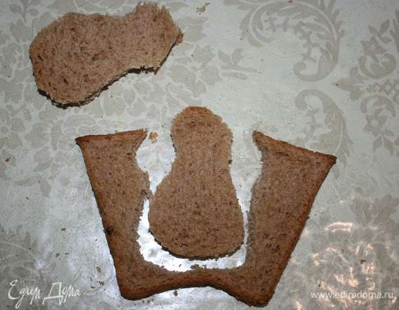 Из хлеба для сэндвичей вырезать фигурки снеговиков. 